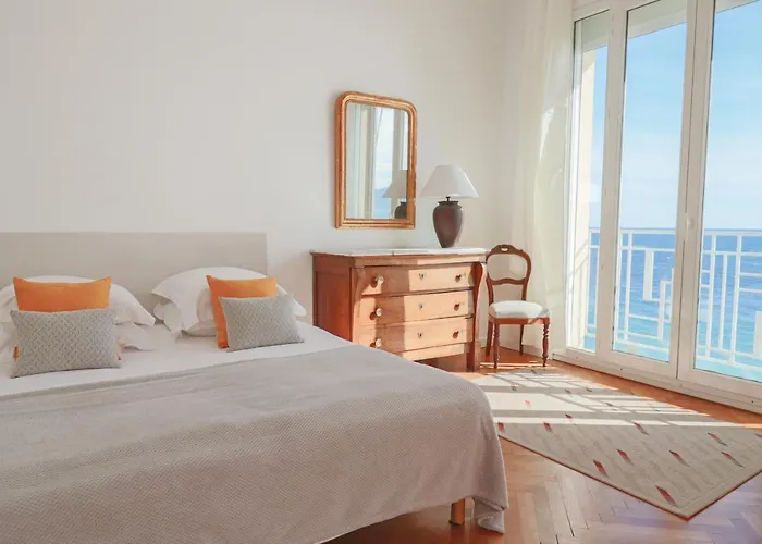 Charming On Seafront With Rooftop Apartment Cannes