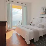 Charming On Seafront With Rooftop